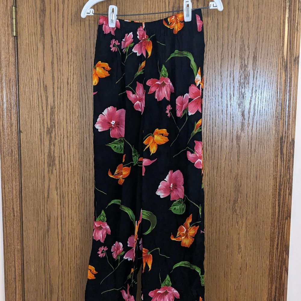 Womens 2-piece floral sleeveless top and capris pants